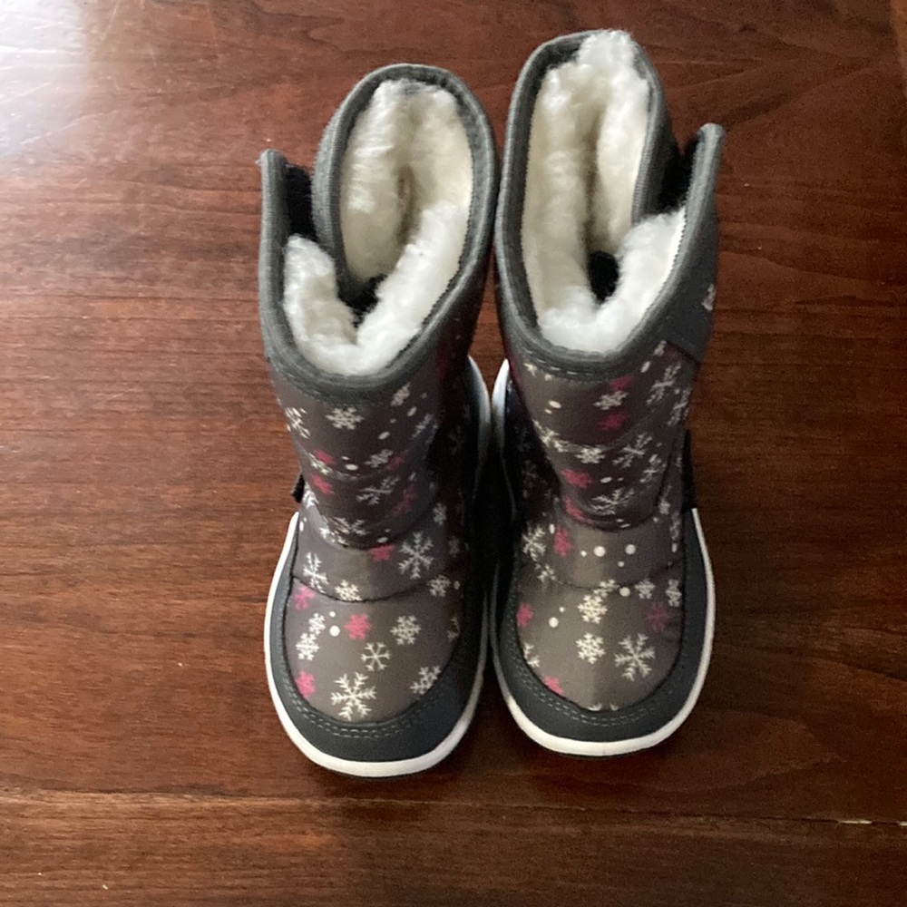 Snow boots
